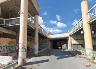 Lanciano un monopattino dal ponte e feriscono una 67enne a Fuorigrotta: presi due minorenni Il luogo dell’incidente al sottopasso Claudio a Fuorigrotta