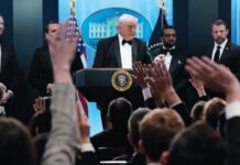 Spari alla cena di gala di Trump sotto gli occhi dei giornalisti La conferenza di Donald Trump dopo gli spari