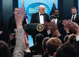 Spari alla cena di gala di Trump sotto gli occhi dei giornalisti La conferenza di Donald Trump dopo gli spari