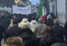 Marcia contro la camorra: “Qui non si torna indietro”. Il territorio dell’Agro Aversano reagisce unito alle bombe Marcia contro la camorra