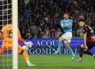 L’anti-Inter è il Napoli. Gli azzurri piegano il Milan, conquistano il secondo posto e si riportano a -7 Napoli's Matteo Politano goal 1-0 during the Serie A soccer match between Napoli and Milan at the Diego Armando Maradona Stadium in Naples, southern italy - Monday , April 06 , 2026. Sport - Soccer . (Photo by Alessandro Garofalo/LaPresse)