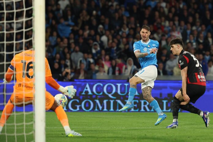 Napoli's Matteo Politano goal 1-0 during the Serie A soccer match between Napoli and Milan at the Diego Armando Maradona Stadium in Naples, southern italy - Monday , April 06 , 2026. Sport - Soccer . (Photo by Alessandro Garofalo/LaPresse)