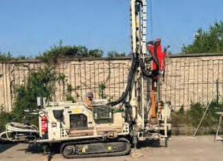 Caccia ai rifiuti dei Casalesi. Si torna a scavare: trivella nello stadio di Casal di Principe Trivella allo stadio di Casal di Principe