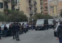 Napoli, rapina alla Credit Agricole: terminato il blitz dei carabinieri: i banditi fuggono dalle fogne (foto) I banditi riescono a fuggire