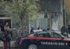 Napoli, rapina da film alla Credit Agricole di piazza Medaglie d’Oro: clienti in ostaggio I carabinieri all'esterno della banca Credit Agricole di piazza Medaglie d'Oro