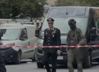 Napoli, rapina da film alla Credit Agricole: i banditi svaligiano le cassette di sicurezza e fuggono (foto) Svaligiate le cassette di sicurezza