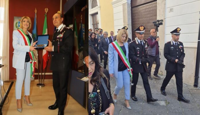 Cittadinanza onoraria a Carinola al genarale Luongo_con la Di Biasio