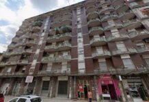 Accoltellato un 17enne a Marigliano: colpiti con sedie anche il padre e lo zio Un palazzo di Marigliano sul Corso