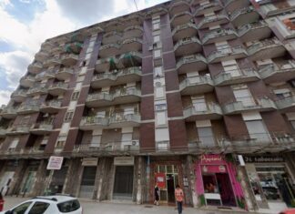 Accoltellato un 17enne a Marigliano: colpiti con sedie anche il padre e lo zio Un palazzo di Marigliano sul Corso