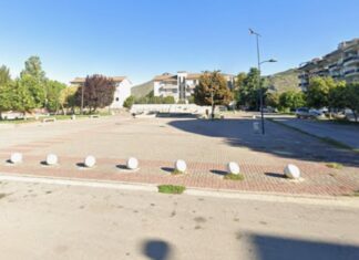 Stroncato da un malore a Casapulla, Christian muore a 18 anni davanti agli amici Piazza Falcone e Borsellino a Casapulla