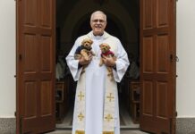 Brasile: prete porta i cani all’altare per l’adozione Salvataggio cani