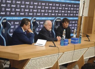 Divorzio alla napoletana. Conte-ADL, addio col sorriso: “E’ finito un ciclo” Aurelio De Laurentiis ed Antonio Conte: conferenza stampa d'addio
