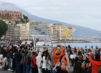 “Napoli sia un cantiere di pace”: Papa Leone XIV sfida i clan e chiama lo Stato al massimo impegno in città Il Papa a Napoli (foto LaPresse)