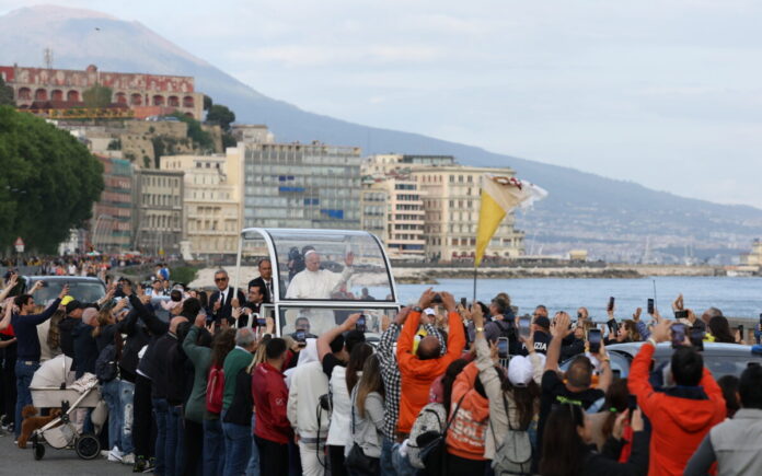 Il Papa a Napoli (foto LaPresse)