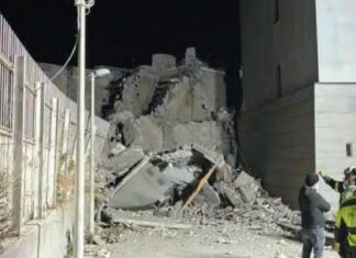 Crollo nella Vela Rossa a Scampia, detriti sulle case vicine. Notte da incubo per trecento residenti Il crollo nella Vela Rossa di Scampia
