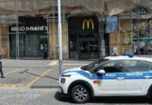 Coltellate tra minori a Napoli, incubo infinito: dalle istituzioni risposte insufficienti Il luogo dell'accoltellamento a Piazza Municipio a Napoli