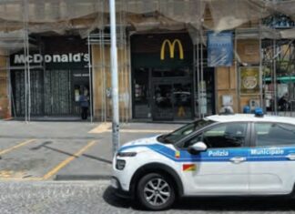 Fidanzatina contesa, la lite finisce a coltellate. Ferito un 14enne per un ‘like’: l’aggressore ha 15 anni Il luogo dell'accoltellamento a Piazza Municipio a Napoli