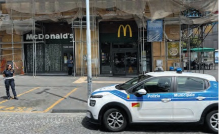 Il luogo dell'accoltellamento a Piazza Municipio a Napoli Il luogo dell'accoltellamento a Piazza Municipio a Napoli