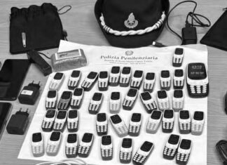 Microtelefoni e droga sequestrati nelle celle dei boss a Poggioreale Microtelefoni sequestrati