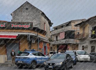 Grazzanise, conflitto a fuoco nel centro storico: ferito un agente