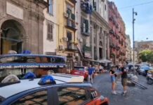 Tenta di uccidere il figlio di 12 anni. In preda a una crisi di astinenza sferra due coltellate alla schiena al bambino Via Vergini a Napoli