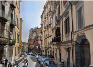 Notte ad alta tensione nei vicoli: caccia all’uomo in centro, due accoltellati Via Imbriani a Napoli