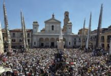 Botte tra paranze alla Festa dei Gigli. Attimi di tensione nonostante la folla e un caldo torrido Festa dei Gigli a Nola