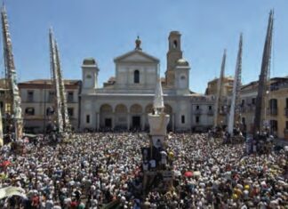 Botte tra paranze alla Festa dei Gigli. Attimi di tensione nonostante la folla e un caldo torrido Festa dei Gigli a Nola