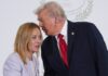 Giorgia Meloni oltre Trump: “E’ meglio chiuderla qui. Tra i due Paesi non ci saranno strascichi” FILE -President Donald Trump greets Italy's Prime Minister Giorgia Meloni during summit to support ending the more than two-year Israel-Hamas war in Gaza after a breakthrough ceasefire deal, Oct. 13, 2025, in Sharm El Sheikh, Egypt. (AP Photo/Evan Vucci, Pool, File)