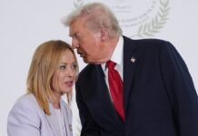 Giorgia Meloni oltre Trump: “E’ meglio chiuderla qui. Tra i due Paesi non ci saranno strascichi” FILE -President Donald Trump greets Italy's Prime Minister Giorgia Meloni during summit to support ending the more than two-year Israel-Hamas war in Gaza after a breakthrough ceasefire deal, Oct. 13, 2025, in Sharm El Sheikh, Egypt. (AP Photo/Evan Vucci, Pool, File)