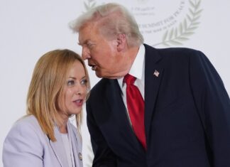 Giorgia Meloni oltre Trump: “E’ meglio chiuderla qui. Tra i due Paesi non ci saranno strascichi” FILE -President Donald Trump greets Italy's Prime Minister Giorgia Meloni during summit to support ending the more than two-year Israel-Hamas war in Gaza after a breakthrough ceasefire deal, Oct. 13, 2025, in Sharm El Sheikh, Egypt. (AP Photo/Evan Vucci, Pool, File)