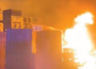 Capannone in fiamme a Ponticelli, devastata dal rogo un’area di tremila metri quadri. Nessuna pista è esclusa Incendio di un capannone di Ponticelli