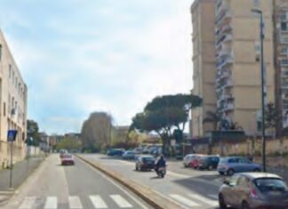 Resiste alla rapina e viene accoltellato a Scampia: 19enne ferito con due fendenti L’aggressione in via Nuova Dietro la Vigna a Scampia