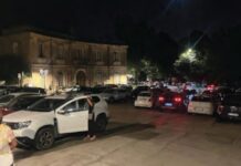 Caserta, la movida travolge San Leucio. Gli effetti della Ztl accendono la polemica: piazza della Seta ridotta a un parcheggio d’auto Parcheggio d'auto in Piazza della Seta a Caserta