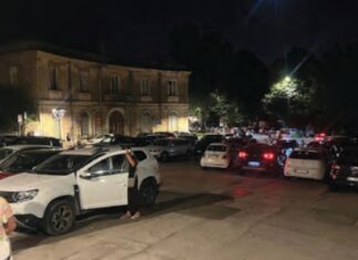 Caserta, la movida travolge San Leucio. Gli effetti della Ztl accendono la polemica: piazza della Seta ridotta a un parcheggio d’auto Parcheggio d'auto in Piazza della Seta a Caserta