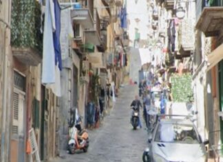 Faida tra i Mazzarella e le paranze dei Quartieri. Una batteria in scooter ha esploso colpi d’arma da fuoco Riflettori delle forze dell’ordine su via Laura Mancini Oliva