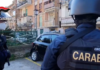 Droga in famiglia a Pianura: padre e figlio arrestati con 3,5 kg di stupefacenti. L’insospettabile 73enne nascondeva un tesoro di hashish