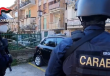 Droga in famiglia a Pianura: padre e figlio arrestati con 3,5 kg di stupefacenti. L’insospettabile 73enne nascondeva un tesoro di hashish