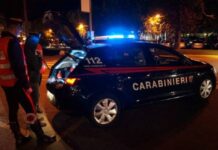 Fuga a tutta velocità sulla Domiziana: ubriaco al volante ignora l’alt e scatena un inseguimento