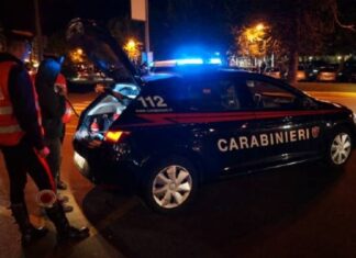 Fuga a tutta velocità sulla Domiziana: ubriaco al volante ignora l’alt e scatena un inseguimento