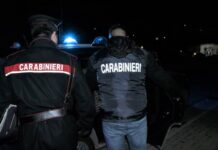 Segregate in casa, fermato un uomo di Torre del Greco. Fondamentale per le indagini l’uso di ‘telefoni fantasma’ attivati clandestinamente a Napoli