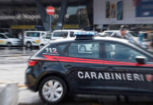 Pozzuoli, il parcheggio dell’ospedale come piazza di spaccio: pusher tradito dal nervosismo, arrestato con 12 dosi di cocaina