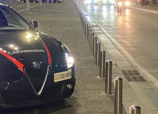 Fuga notturna a Sant’Antimo: si schiantano contro i cassonetti per evitare i Carabinieri. Denunciati due giovanissimi