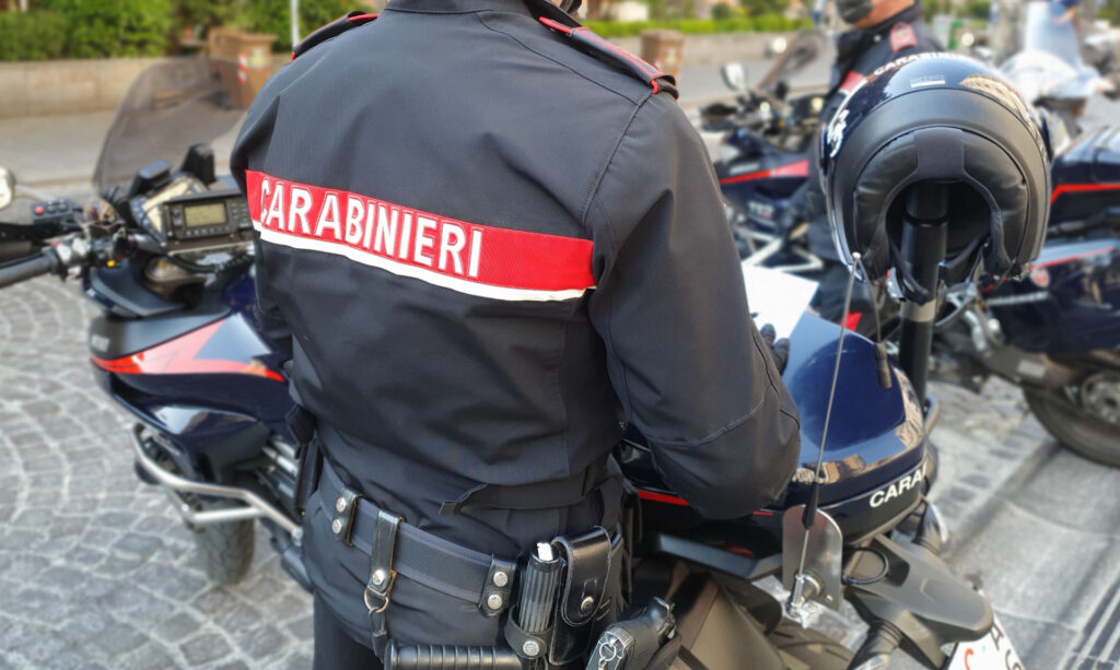 Fuga disperata con il volto in una maschera di sangue: salvata da un carabiniere