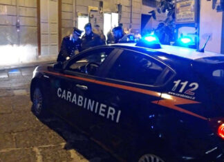 Rapina la ex nuora in strada, poi il colpo di scena in caserma: “Ti restituisco la SIM, non il telefono”. Arrestato 66enne