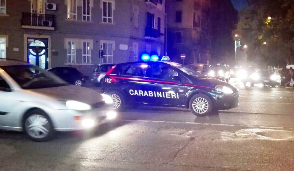 Fuga nella notte con la borsetta rubata: tradito dalla fretta, 44enne bloccato dai Carabinieri...