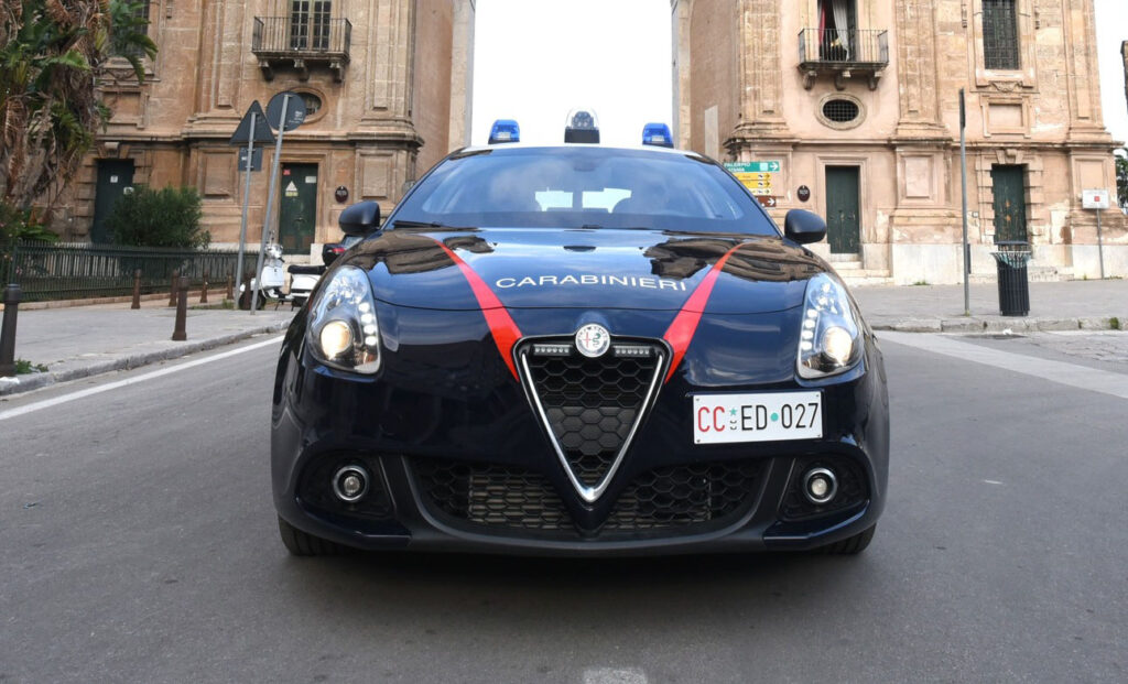 Il “pacco” di droga arriva per posta: blitz dei Carabinieri a Procida, arrestati due pusher...