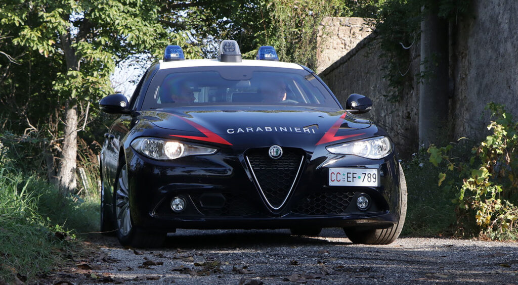 Sant’Arpino, scavalca la recinzione e aggredisce l’ex moglie: arrestato 48enne