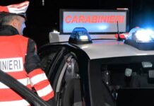 Giugliano, tradito dall’agitazione al posto di blocco: pusher in scooter con 52 dosi di cocaina e crack