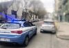 Pomeriggio di follia in via Cilea: blocca il traffico e si scaglia contro i poliziotti, arrestato 30enne